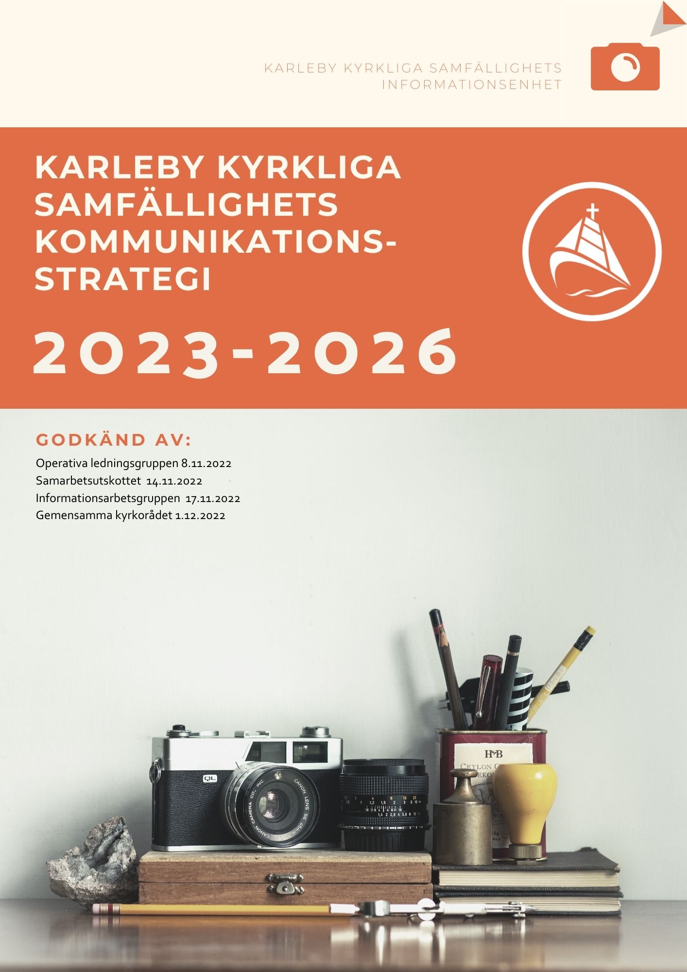 Framsidan av kommunikationsstrategin med bild av kamera och pennor.