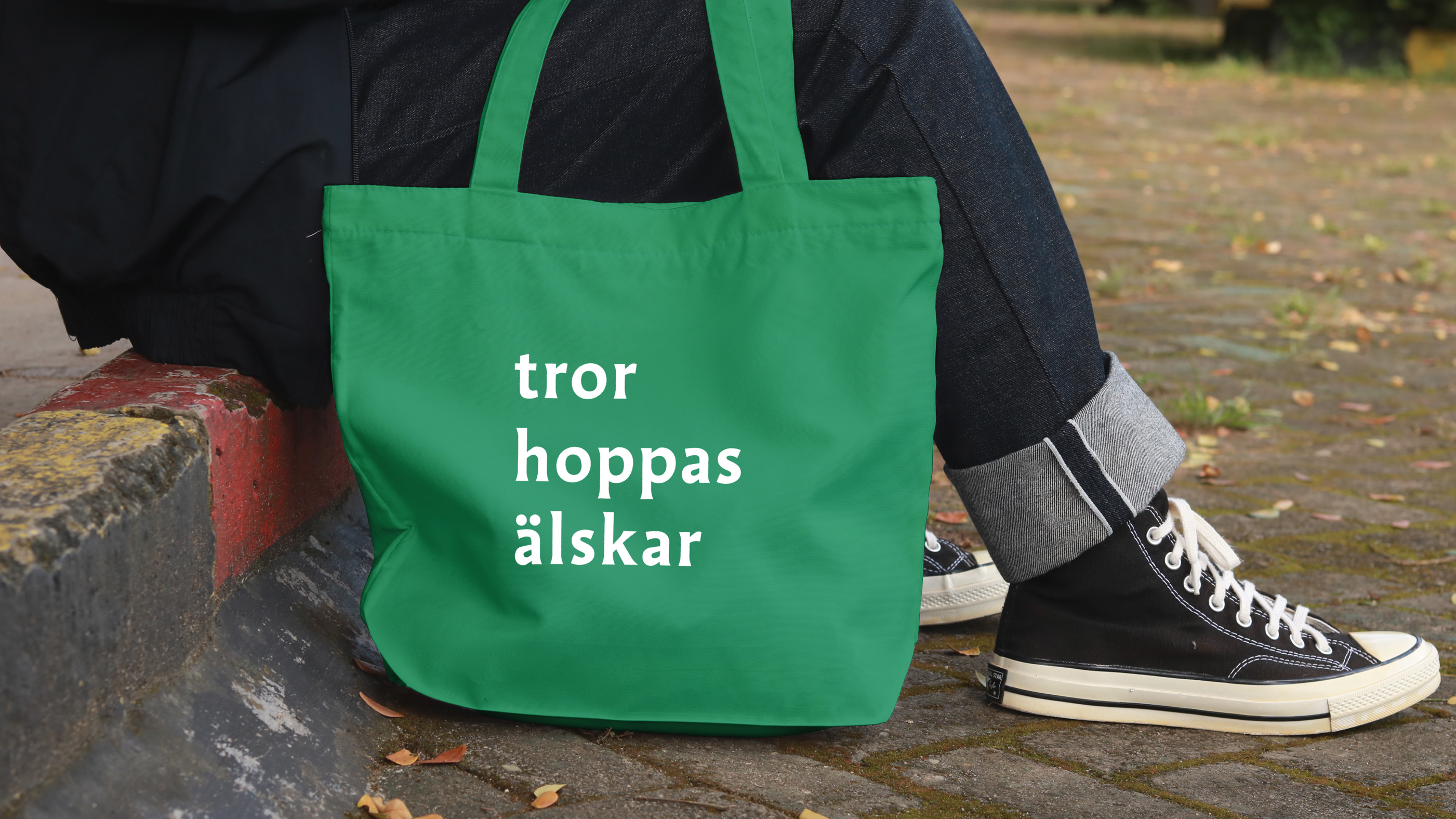 Tygväska med texten tror, hoppas, älskar.