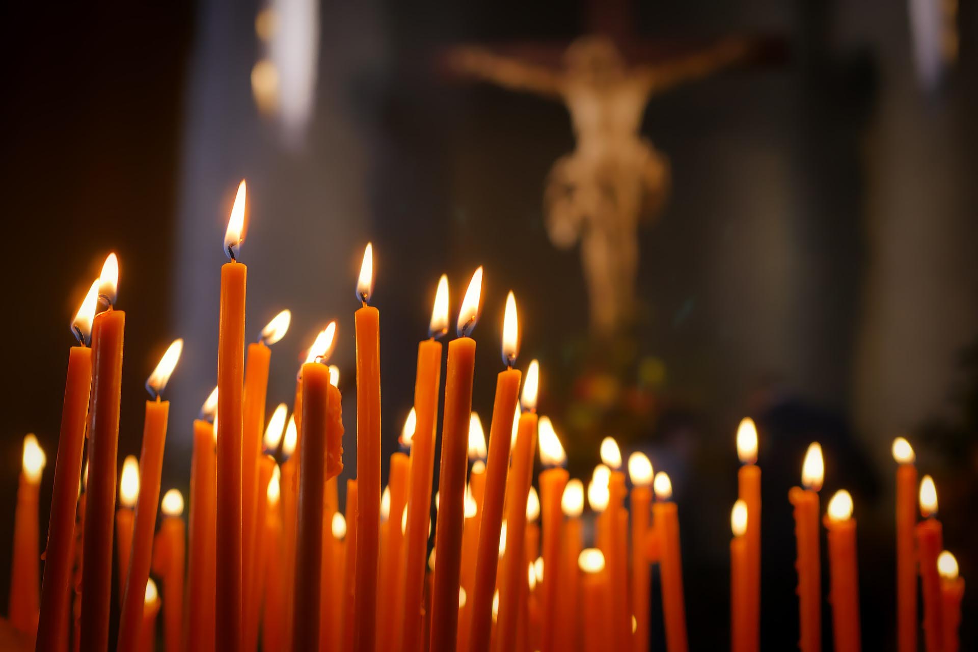 Röda brinnande ljus i kyrkan.