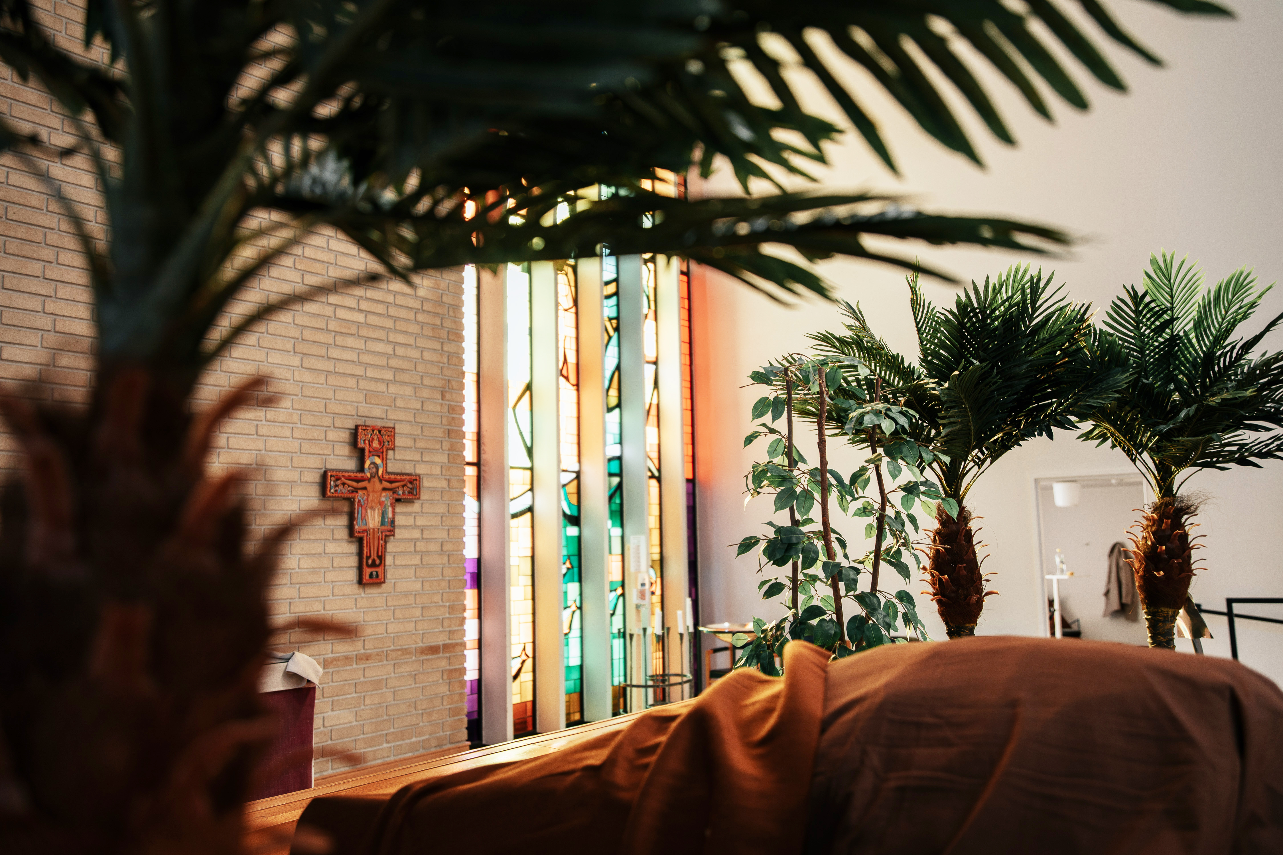 Tre palm i kyrkans altare.
