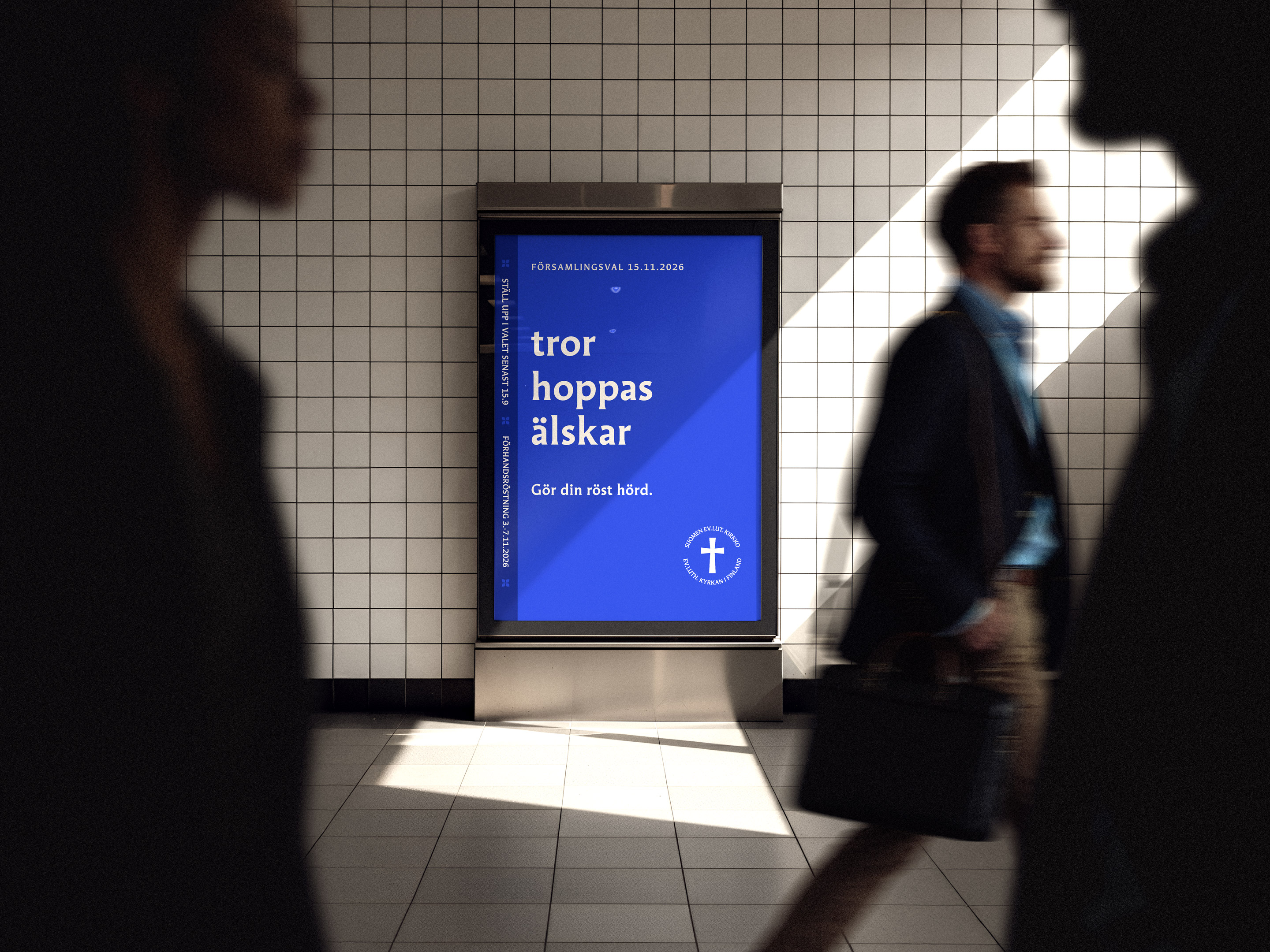 Affischen om församlingsvalet. Texten: tror, hoppas, älskar. Gör din röst hörd.