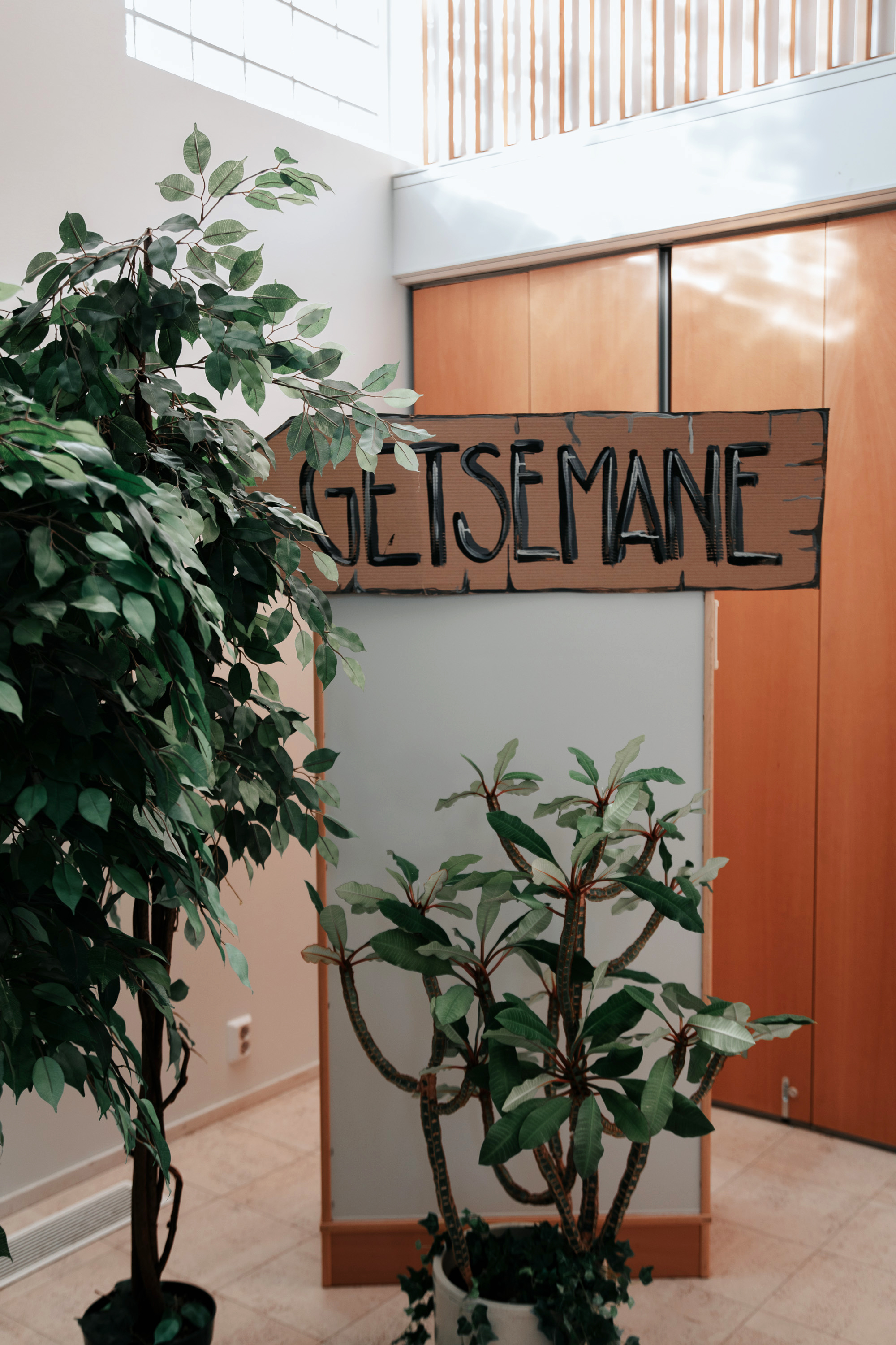 En skylt i salen som säger Getsemane.