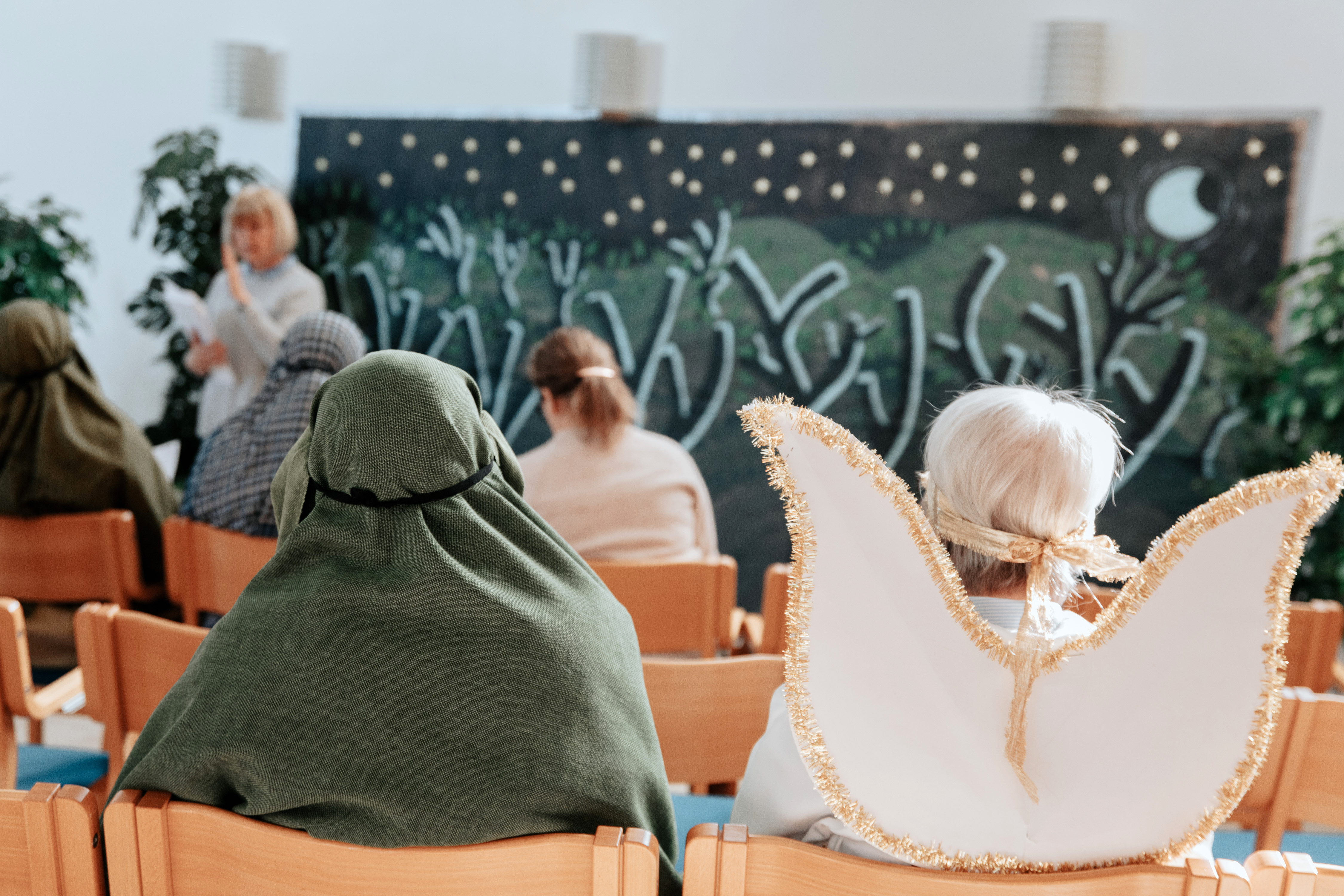 En ängel och andra skådespelare i övning.