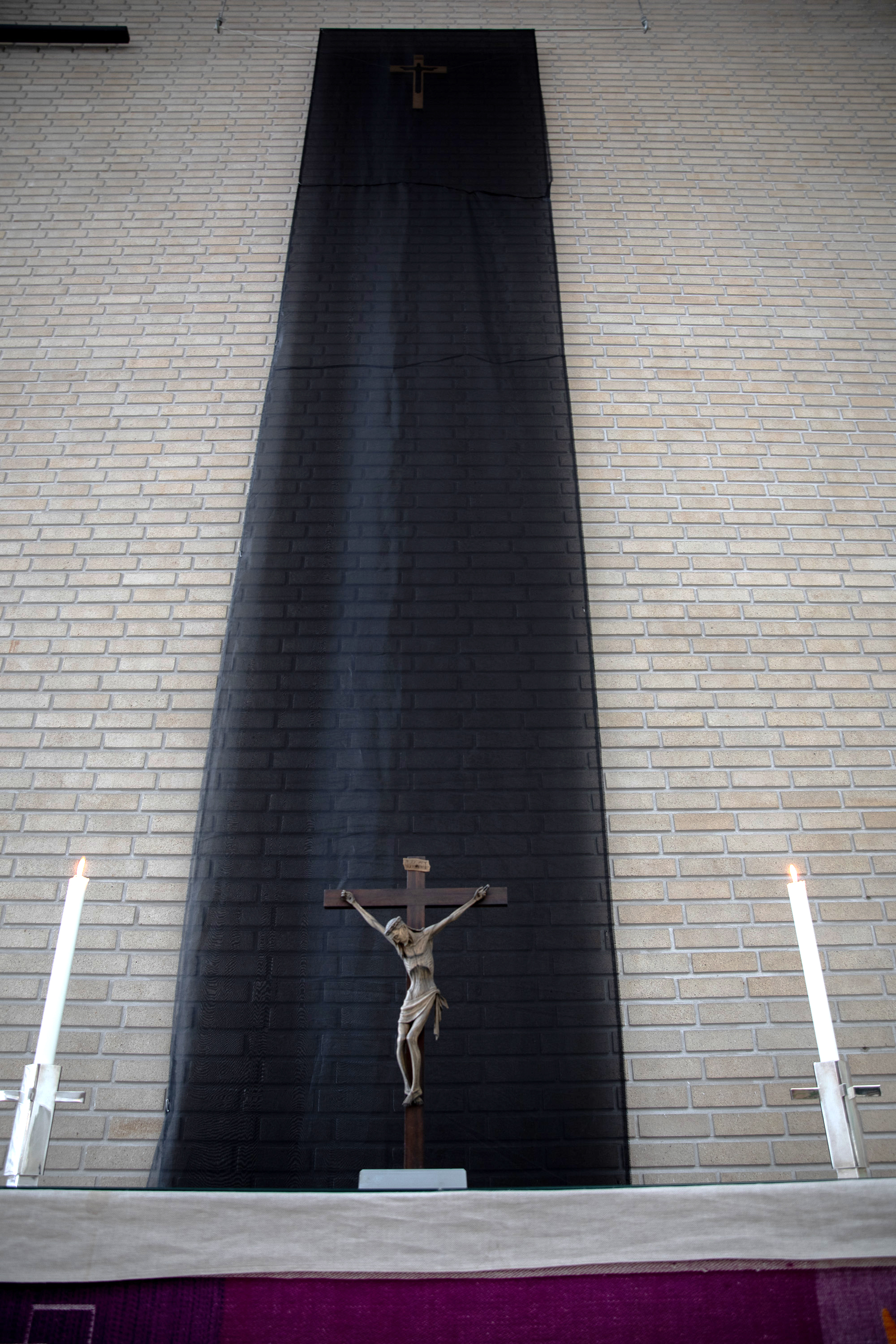 Altare med svart altarbrun.